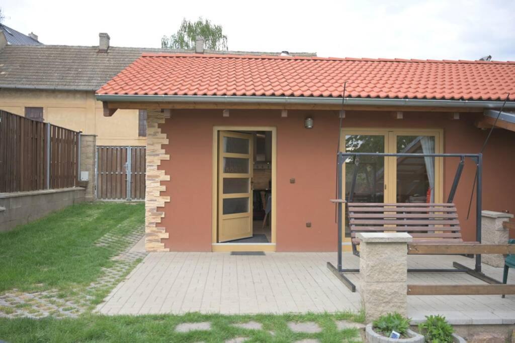 Utulny Domek V Zahrade V Unhosti Nedaleko Letiste Exterior foto